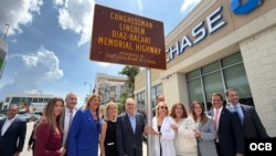 Celebración en ceremonia por el nuevo nombre Congresista Lincoln Diaz-Balart para tramo en la Calle Ocho. (OCB)