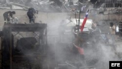 Voluntarios trabajan en la remoción de escombros hoy, martes 15 de abril de 2014, en el cerro Las Cañas, en la zona alta de Valparaíso (Chile)