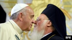 En un servicio conjunto con el Patriarca Bartolomeo (I) I, líder espiritual de 300 millones de cristianos ortodoxos, el Papa dijo que nadie, independientemente de su fe, debe permanecer indiferente al dolor de las víctimas de la guerra "inhumana y brutal".