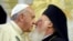 En un servicio conjunto con el Patriarca Bartolomeo  (I) I, líder espiritual de 300 millones de cristianos ortodoxos, el Papa dijo que nadie, independientemente de su fe, debe permanecer indiferente al dolor de las víctimas de la guerra "inhumana y brutal".
