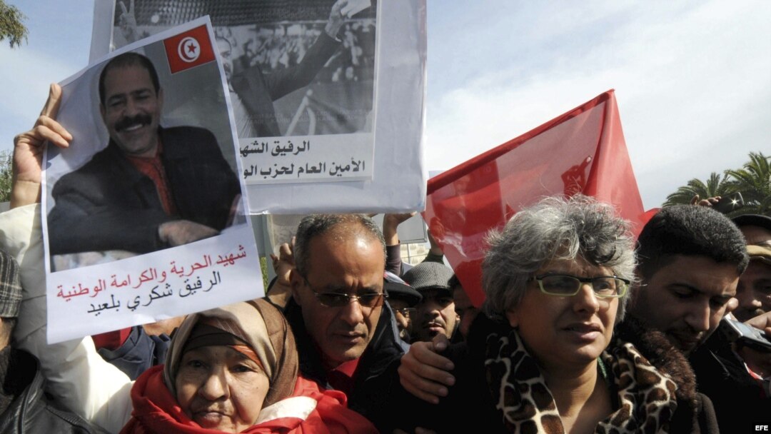 Basma Khalfaoui Bel Aid (2ª dcha), viuda del asesinado del líder opositor de izquierdas Chukri Bel Aid, participa en una manifestación convocada delante de la Asamblea Nacional Constituyente tunecina en Túnez (Túnez). 
