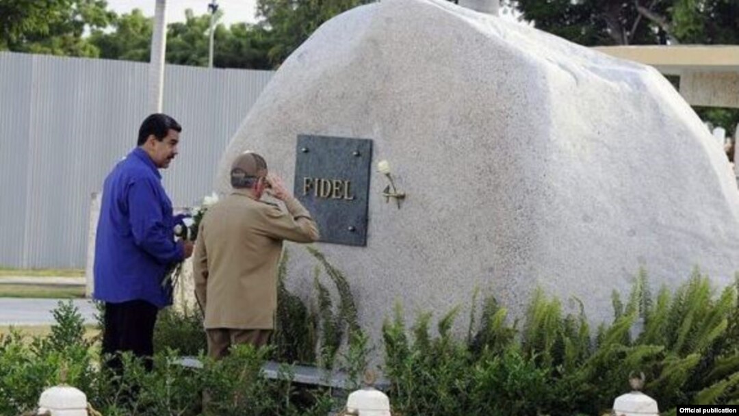 Maduro y Castro visitan la tumba de Fidel Castro.