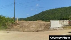 El lugar donde preparan las fosas comunes para enterrar a los muertos por COVID-19, en la carretera del Cobre, en Santiago de Cuba. 