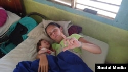 Bárbara Farrat Guillén, madre de Jonathan Torres Farrat, con su nieto en brazos. (Foto: Facebook)