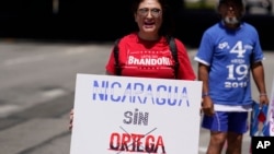 Activistas de Nicaragua en Los Angeles, durante la Cumbre de las Américas. (AP Photo/Marcio José Sánchez).
