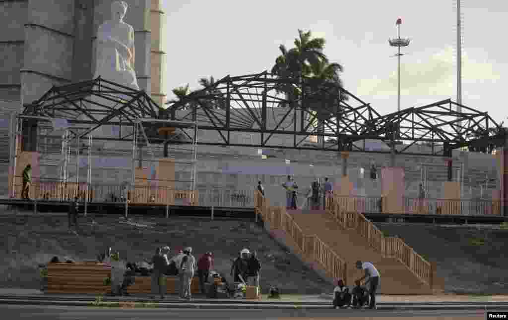 En la Plaza de la Revoluci&oacute;n en La Habana preparan una tarima. 
