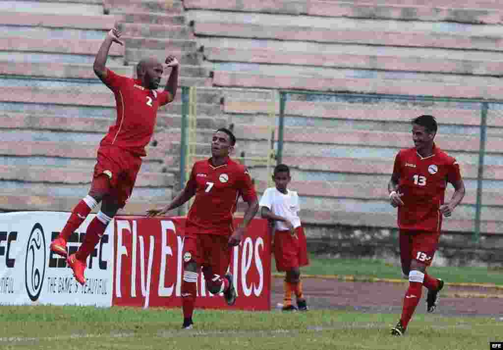 El cubano Andy Vaquero (i) celebra después de anotar un gol contra el Cosmos de Nueva York.