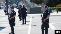 Detienen a autor de tiroteo cerca del Capitolio de EEUU, que dejó agente herido.