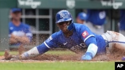 El cubano de los Reales de Kansas City, Dairon Blanco, tras un sencillo de Vinnie Pasquantino en la tercera entrada del juego de este domingo ante los Rojos de Cincinnati. (AP Foto/Kareem Elgazzar)