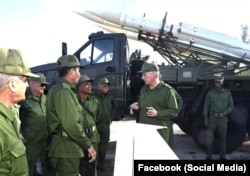 Díaz-Canel visita una unidad de combate antiaéreo en el Día Nacional de la Defensa.