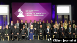 Chirino posa junto al resto de galardonados en los premios especiales del Grammy Latino 2014).