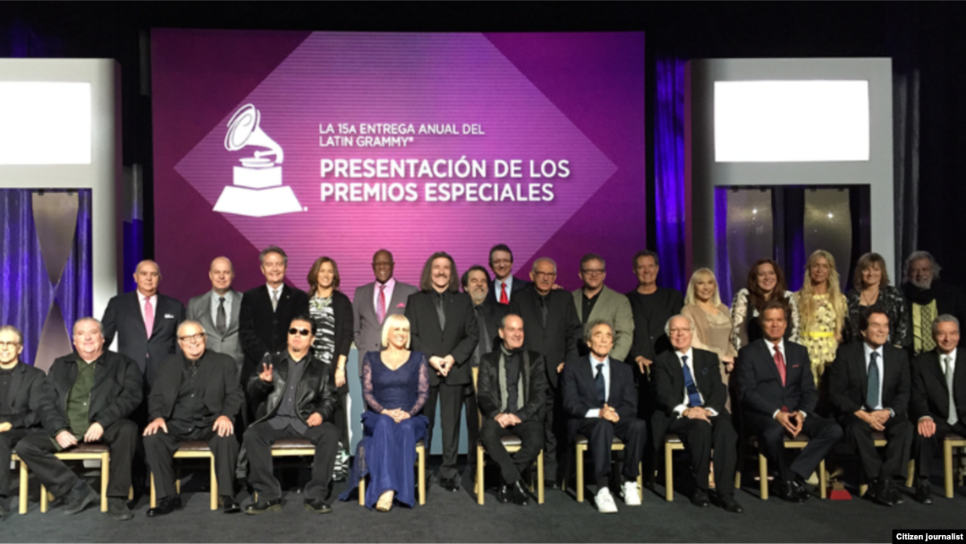 Chirino posa junto al resto de galardonados en los premios especiales del Grammy Latino 2014).