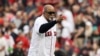 Conocido cariñosamente como "El Tiante", Luis Tiant pasó ocho años con los Medias Rojas de Boston. En la foto tomada el 20 de octubre de 2021, saluda a su público en el Fenway Park de Boston. (Foto AP/Winslow Townson)