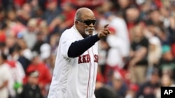 Conocido cariñosamente como "El Tiante", Luis Tiant pasó ocho años con los Medias Rojas de Boston. En la foto tomada el 20 de octubre de 2021, saluda a su público en el Fenway Park de Boston. (Foto AP/Winslow Townson)