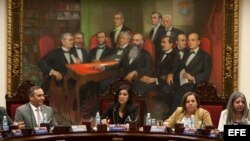 La presidenta del Tribunal Supremo de Justicia de Venezuela Gladys Gutiérrez (c) preside una reunión con los magistrados recién designados por la Asamblea Nacional. EFE