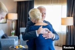 El presidente estadounidense Joe Biden abraza a Yulia Navalnaya, la esposa de Alexei Navalny, el líder de la oposición rusa que murió la semana pasada en un campo de prisioneros.The White House/Handout via REUTERS
