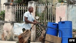 Un anciano barrendero camina por una calle en La Habana. (Archivo)
