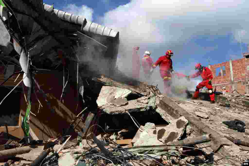  Organismos de rescate trabajan en el rescate de varios cuerpos bajo la estructura de un hotel desplomado en la zona hotelera de Tarqui en Manta (Ecuador).