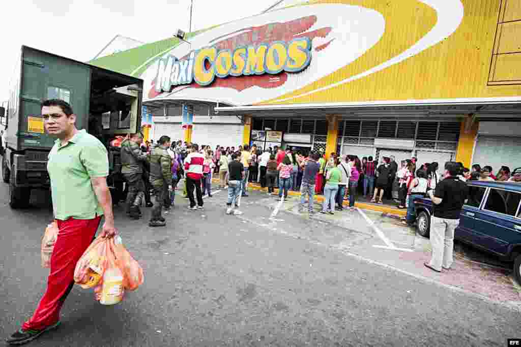 Un grupo de personas espera para poder comprar productos en San Cristóbal