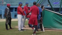 Peloteros cubanos que abandonaron delegaciones oficiales no podrán jugar en la isla