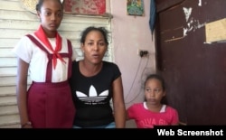 Antuanet Creagh y sus dos hijas.