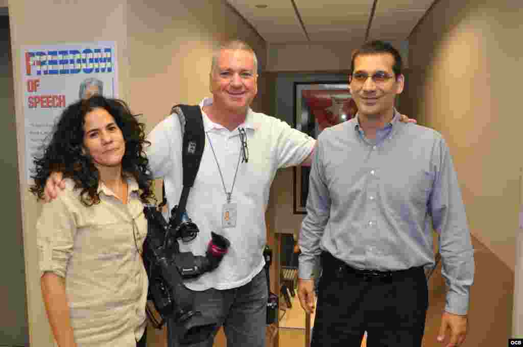 Ailer Gonz&aacute;lez y Antonio Rodiles visitan martinoticias comparten con el personal de la emisora