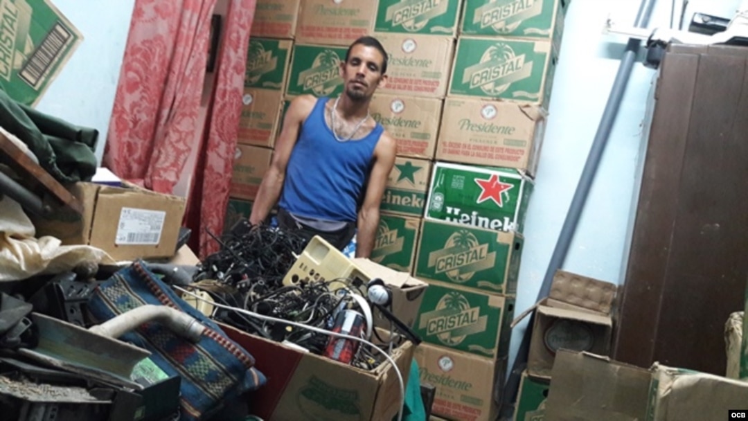 Richard muestra lo que ha recogido en el mes en la escombryshooping.