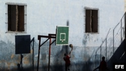 Unos niños juegan baloncesto en un barrio de La Habana.