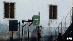 Unos niños juegan baloncesto en un barrio de La Habana.
