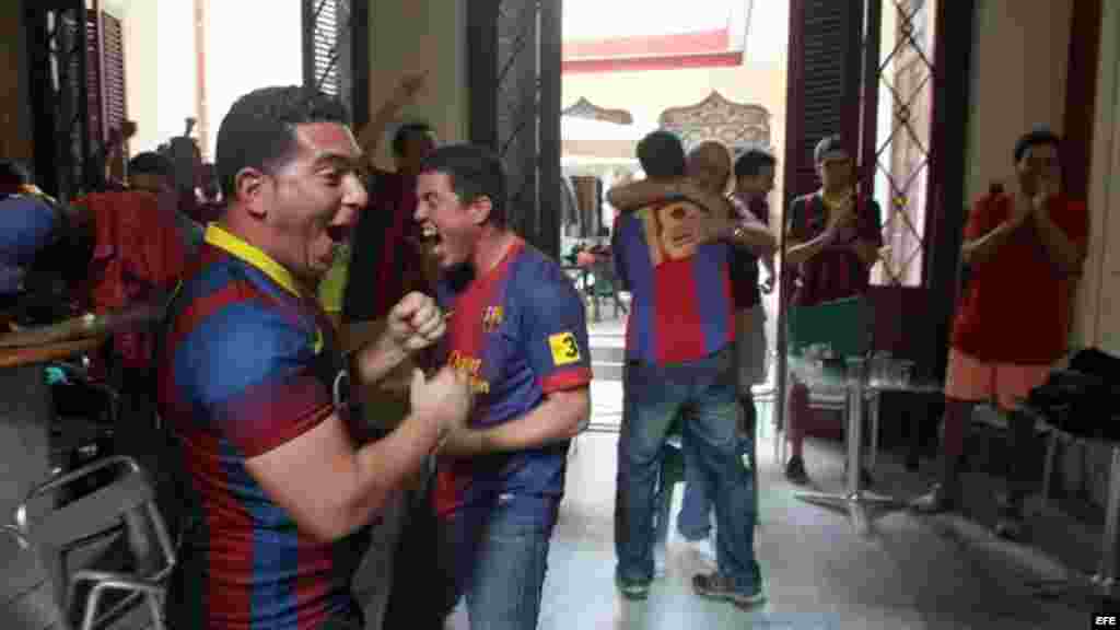  Seguidores del Club Barcelona celebran un gol frente al Real Madrid.