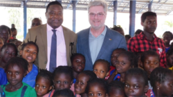 Embajador Simon Henshaw en Guinea
