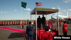 El presidente estadounidense, Barack Obama , fue recibido con honores en Tanzania, la última escala de su gira. 
