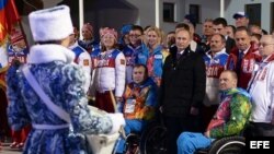  Vladímir Putin (c-d), durante una visita a la Villa Paralímpica de Sochi (Rusia) ayer, jueves 6 de marzo de 2014. 