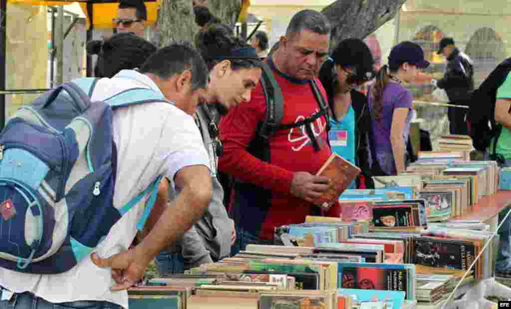Asistentes a la XXIV Feria del Libro de La Habana, inaugurada el pasado viernes 13 de febrero.