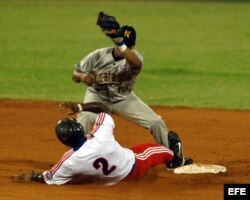 Carlos Tabares se desliza en segunda base durante el juego entre Cuba y Nicaragua el 23 de febrero de 2006, en el estadio Latinoamericano de La Habana.