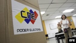 Preparativos de un centro electoral en Caracas, de cara a las elecciones presidenciales del próximo domingo en Venezuela