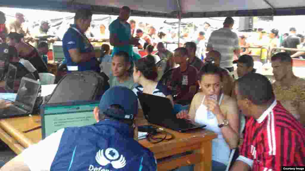 Segundo día del censo de la Procuraduría de Colombia a migrantes cubanos en Turbo. (Foto enviada a Facebook de Martí Noticias)