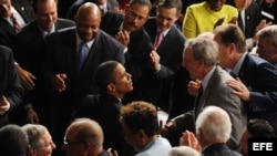 El presidente estadounidense, Barack Obama, conversa con senadores y representantes, durante una sesión en el Congreso, en el Capitolio en Washington, DC.