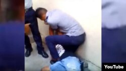 Fotograma del video que muestra la detención del rapero Pupito en sy, el pasado 12 de noviembre en La Habana.