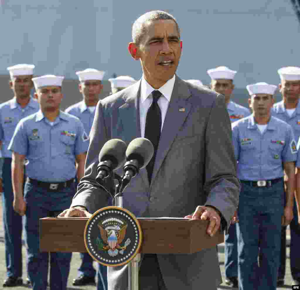 Barack Obama, el presidente estadounidense, ofrece una rueda de prensa en una base naval en Manila, Filipinas, después de visitar el buque BRP Gregorio de Pilar, el 17 de noviembre de 2015. 