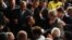 El presidente estadounidense, Barack Obama, conversa con senadores y representantes, durante una sesión en el Congreso, en el Capitolio en Washington, DC.