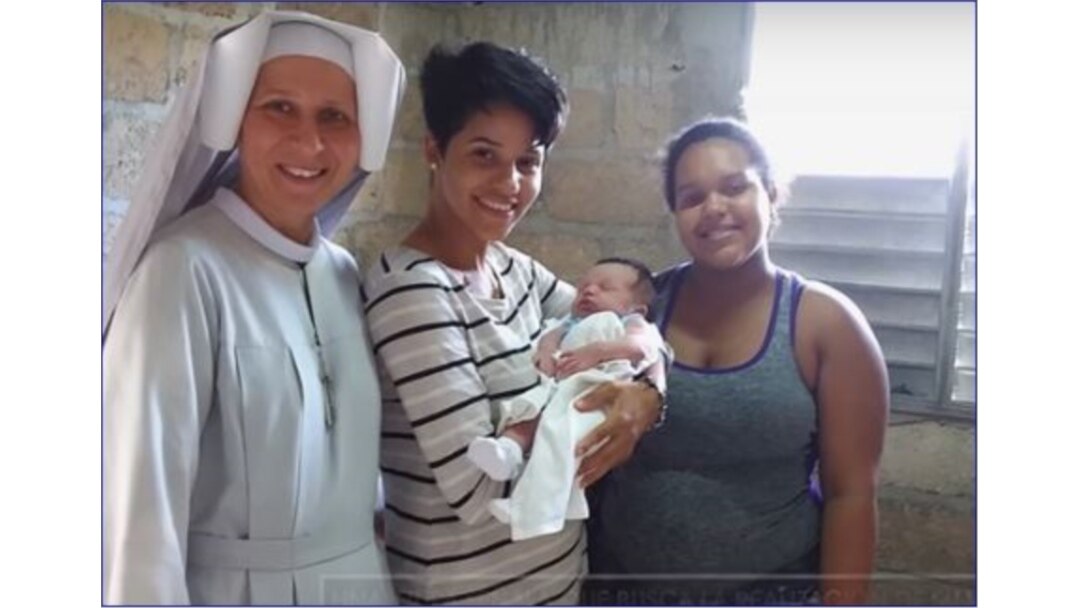 Bak junto a beneficiarias de su proyecto contra el aborto. (Video EWTN Noticias)