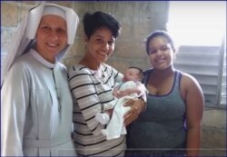 Bak junto a beneficiarias de su proyecto contra el aborto. (Video EWTN Noticias)