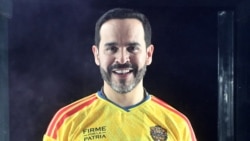 El candidato del movimiento de derecha Defensores de la Patria Abelardo de la Espriella, habla a sus seguidores tras un un cristal a prueba de balas, en Barranquilla, Colombia, el 21 de junio de 2026.