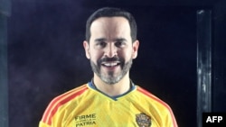 El candidato del movimiento de derecha Defensores de la Patria Abelardo de la Espriella, habla a sus seguidores tras un un cristal a prueba de balas, en Barranquilla, Colombia, el 21 de junio de 2026.