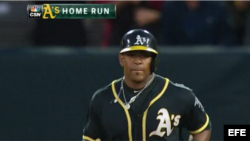 El jardinero cubano Yoenis Céspedes conecta su segundo cuadrangular de la noche.