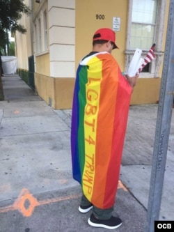 Activista LGBT amaneció en el Artime para mostrar su apoyo a Trump. Foto Alvaro Alba.