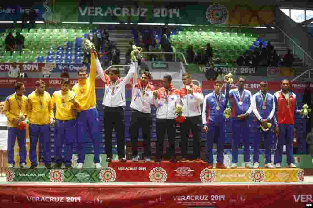 Los equipos de Colombia, Venezuela y Cuba (i c d); plata, oro y bronce, respectivamente, en la prueba de Espada por equipos el martes 18 de noviembre de 2014 en los XXII Juegos Centroamericanos y del Caribe Veracruz 2014, en la ciudad mexicana de Xalapa.