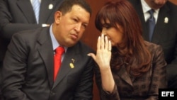 Cristina Fernández (en la foto con Hugo Chávez) ha salido hasta ahora indemne de varias denuncias por corrupción en Argentina.