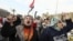 Manifestantes egipcios participan en una protesta organizada por la oposición en contra de las últimas decisiones del presidente egipcio, Mohamed Mursi, en la plaza Tahrir de El Cairo, Egipto. 